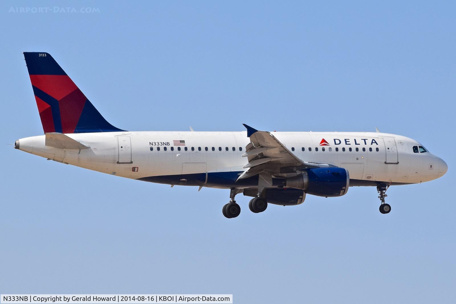 N333NB, 2001 Airbus A319-114 C/N 1582, Landing RWY 28R.