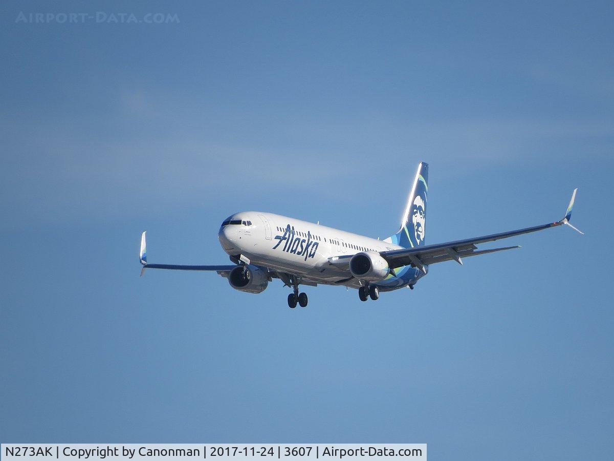 N273AK, 2017 Boeing 737-900/ER C/N 61554, Landing