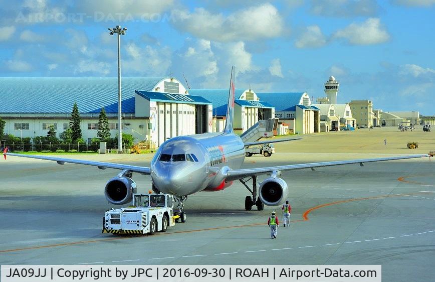 JA09JJ, 2013 Airbus A320-232 C/N 5499, Pushback