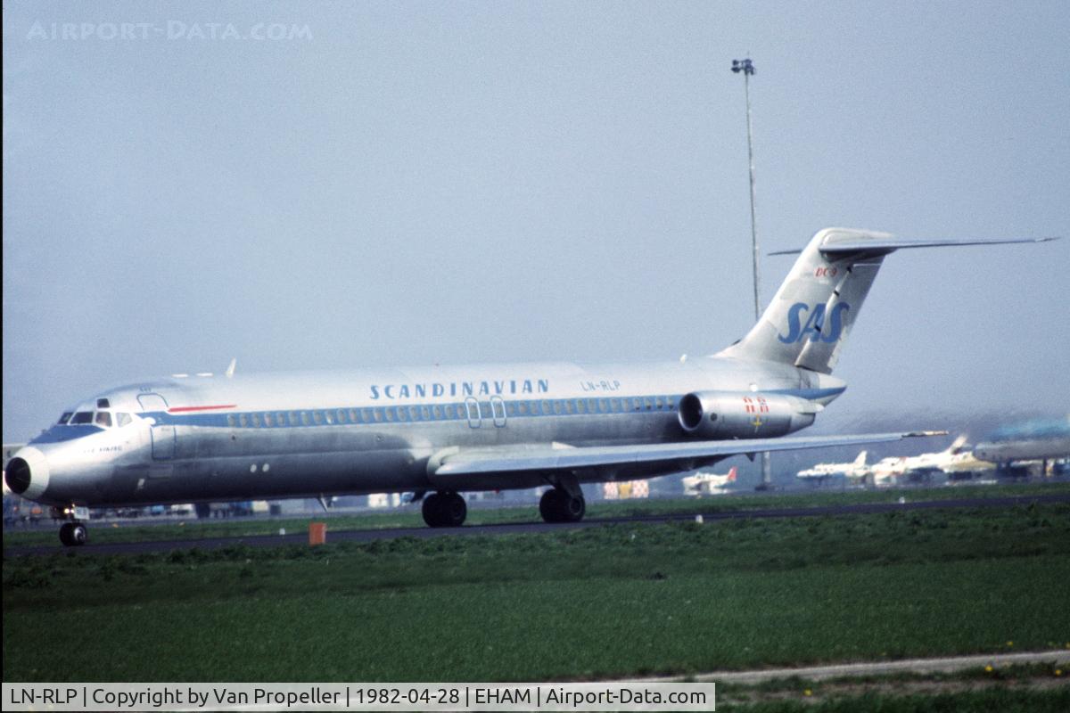 LN-RLP, 1979 Douglas DC-9-41 C/N 47778, SAS Douglas DC-9-41 taking off from Schiphol airport, the Netherlands, 1982