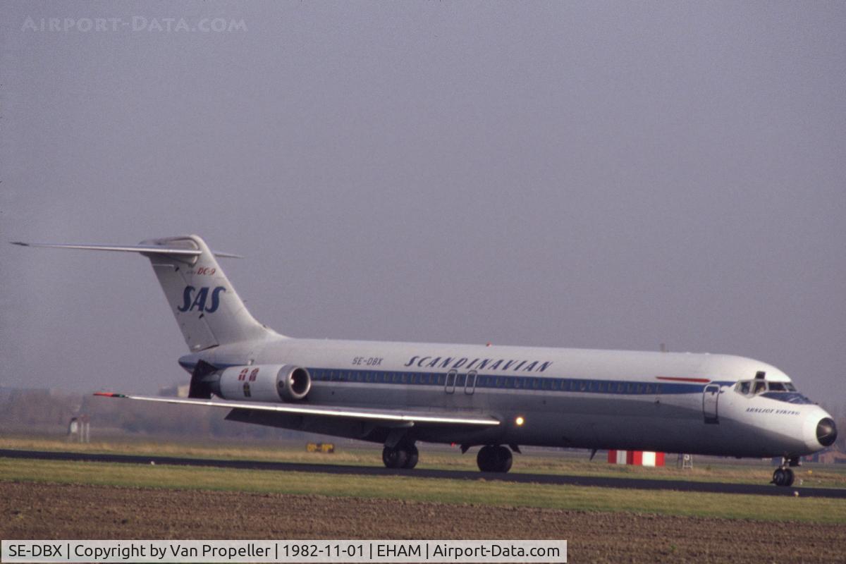 SE-DBX, 1967 Douglas DC-9-41 C/N 47114, SAS Douglas DC-9-41 landing at Schiphol airport, the Netherlands, 1982
