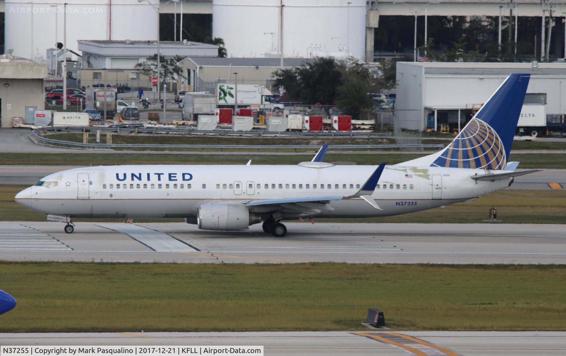N37255, 2000 Boeing 737-824 C/N 30610, Beech 737-800