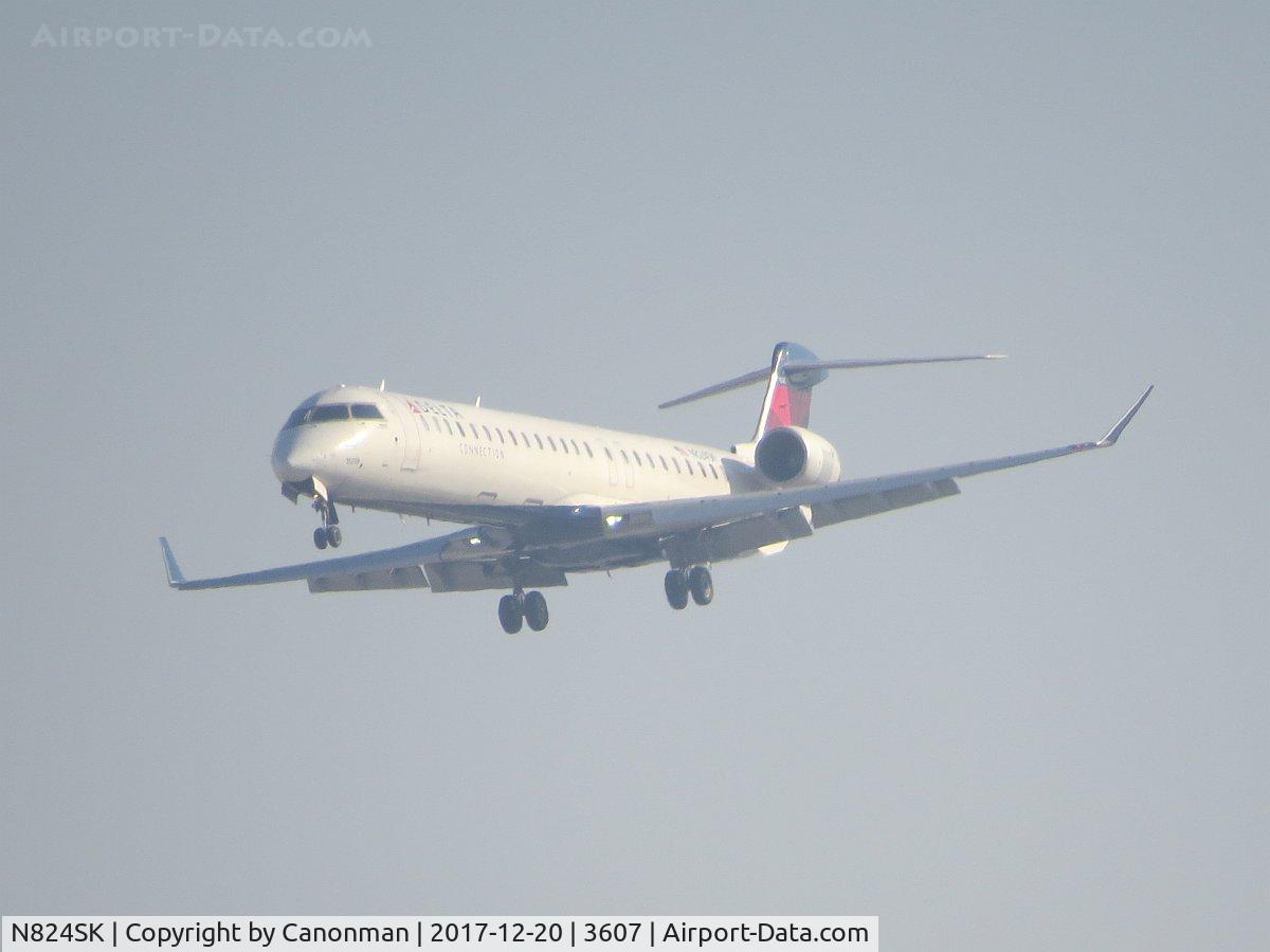 N824SK, 2008 Bombardier CRJ-900ER (CL-600-2D24) C/N 15208, Landing