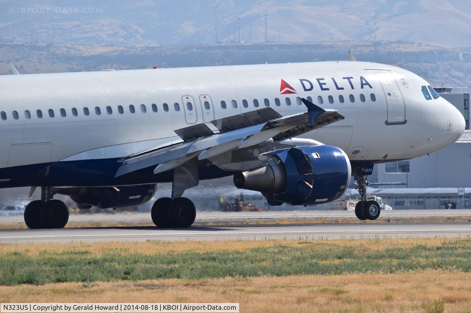 N323US, 1992 Airbus A320-211 C/N 272, Landing roll out on RWY 10R.