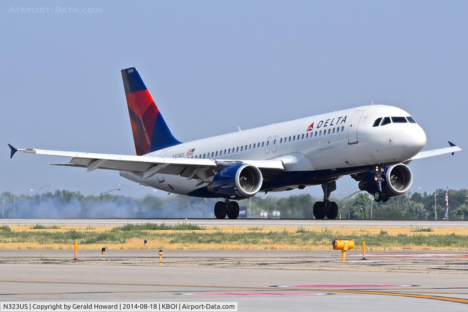 N323US, 1992 Airbus A320-211 C/N 272, Landing RWY 10R.
