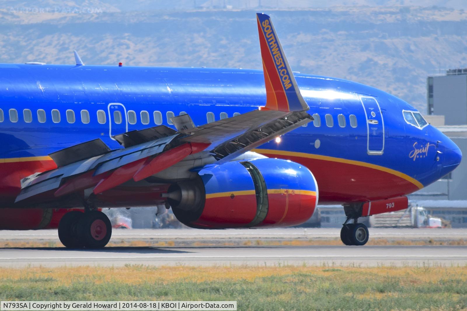 N793SA, 2001 Boeing 737-7H4 C/N 27888, Landing roll out on RWY 10R.