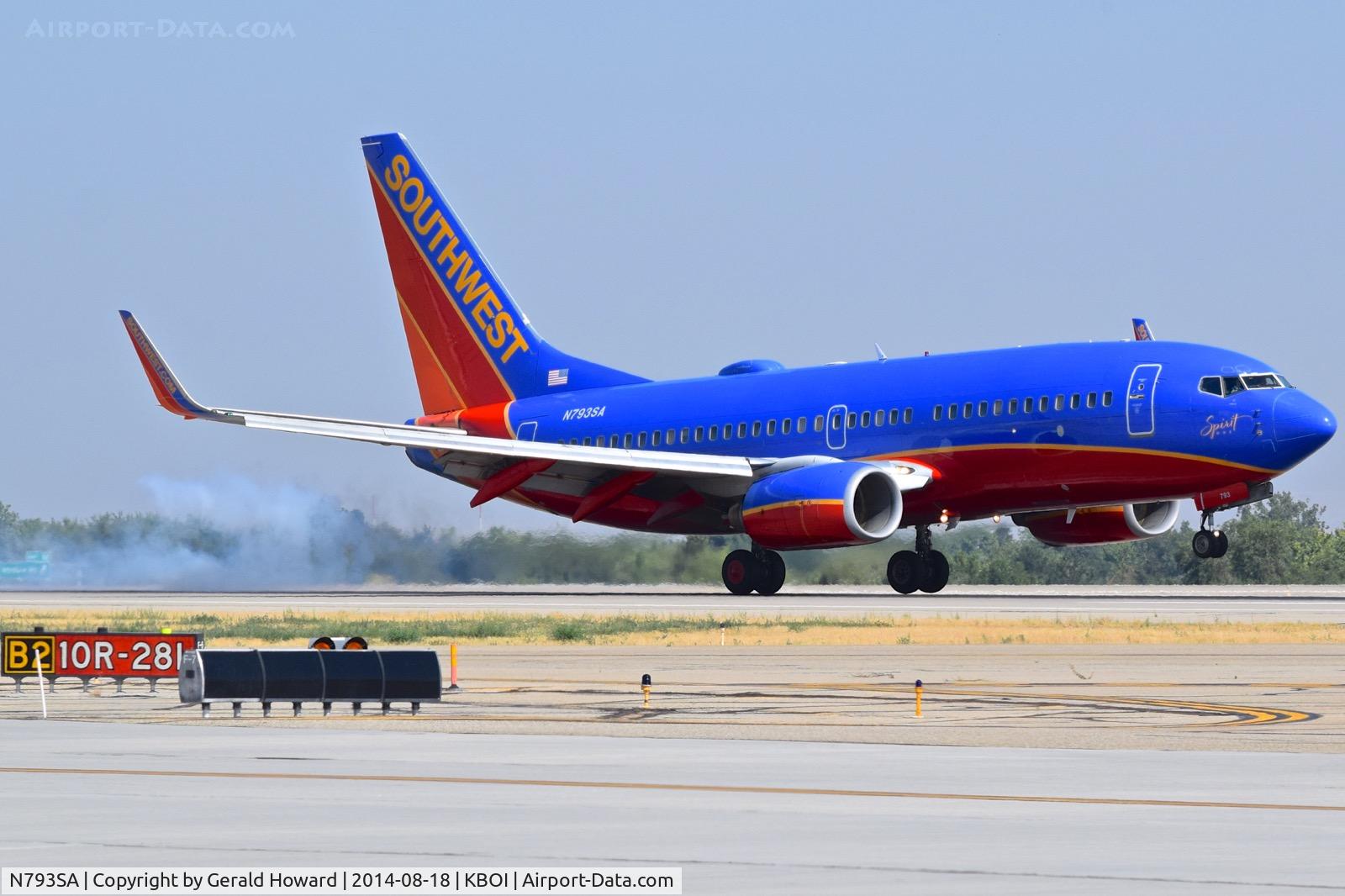 N793SA, 2001 Boeing 737-7H4 C/N 27888, Landing RWY 10R.