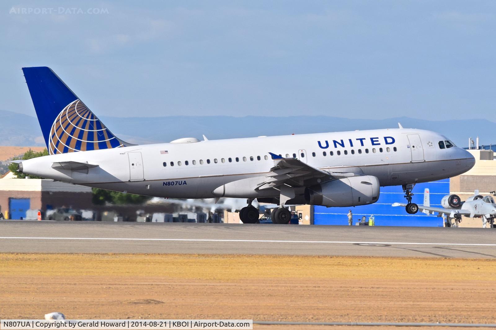 N807UA, 1998 Airbus A319-131 C/N 798, Take off run on RWY 28L.