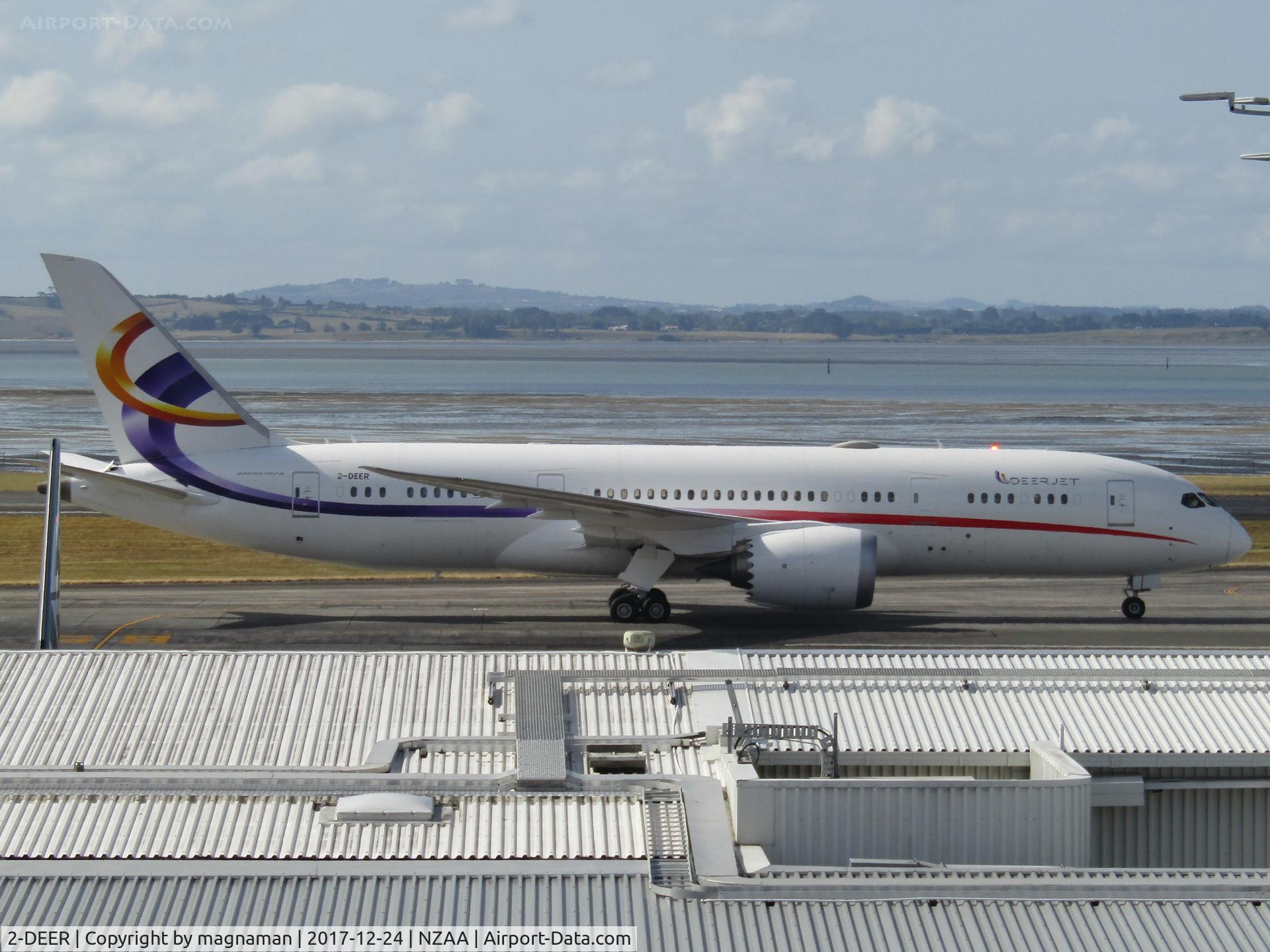 2-DEER, 2013 Boeing 787-8 BBJ Dreamliner Dreamliner C/N 35309, taxying out west to park up for christmas
