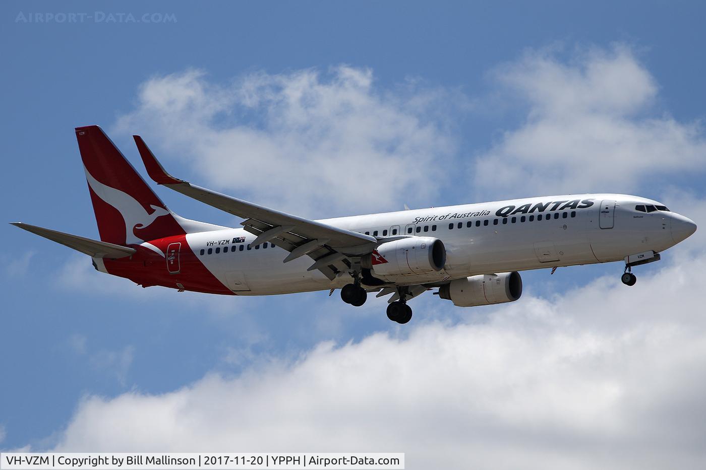 VH-VZM, 2011 Boeing 737-838 C/N 34192, FINALS