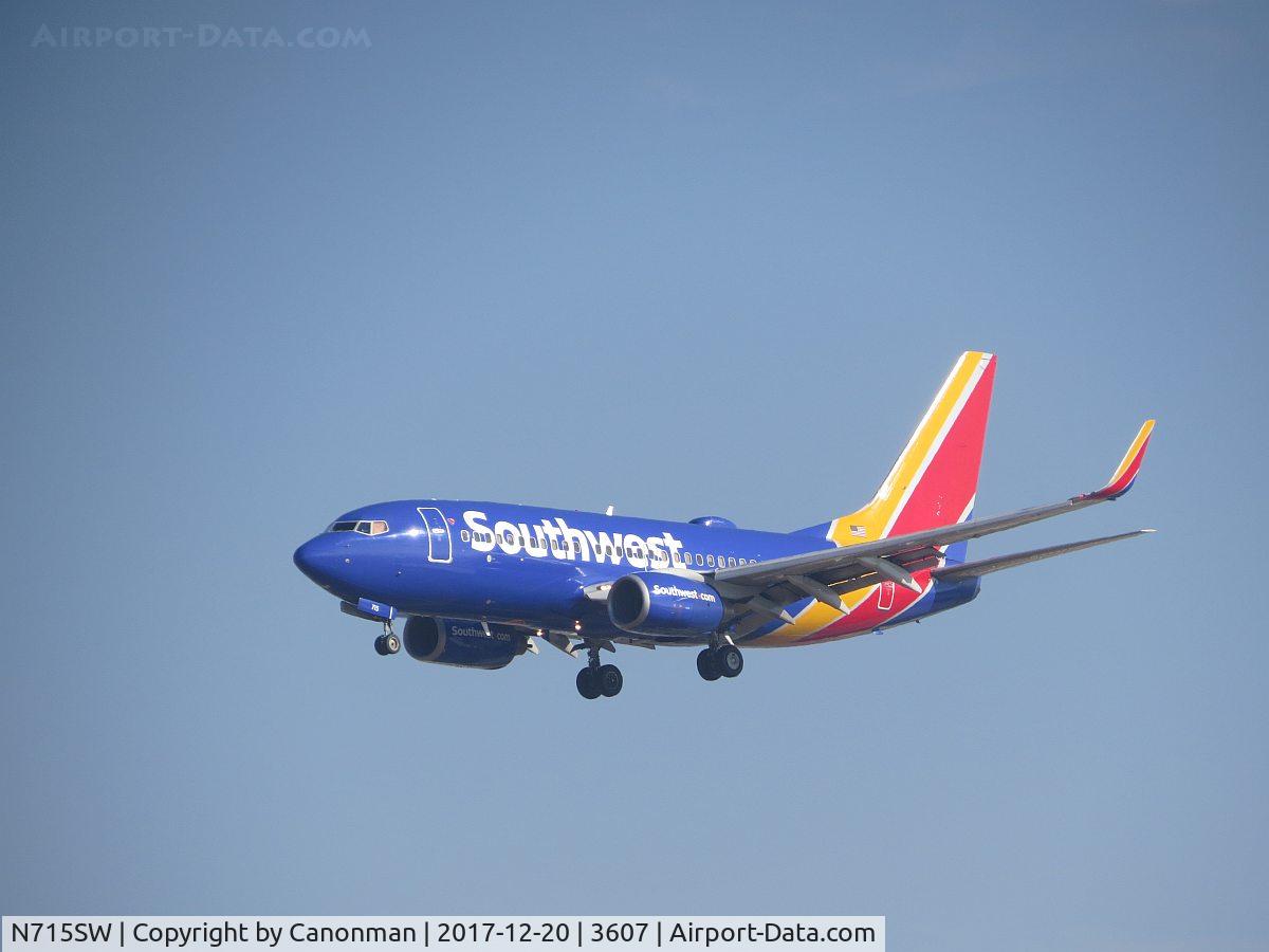 N715SW, 1998 Boeing 737-7H4 C/N 27849, Landing