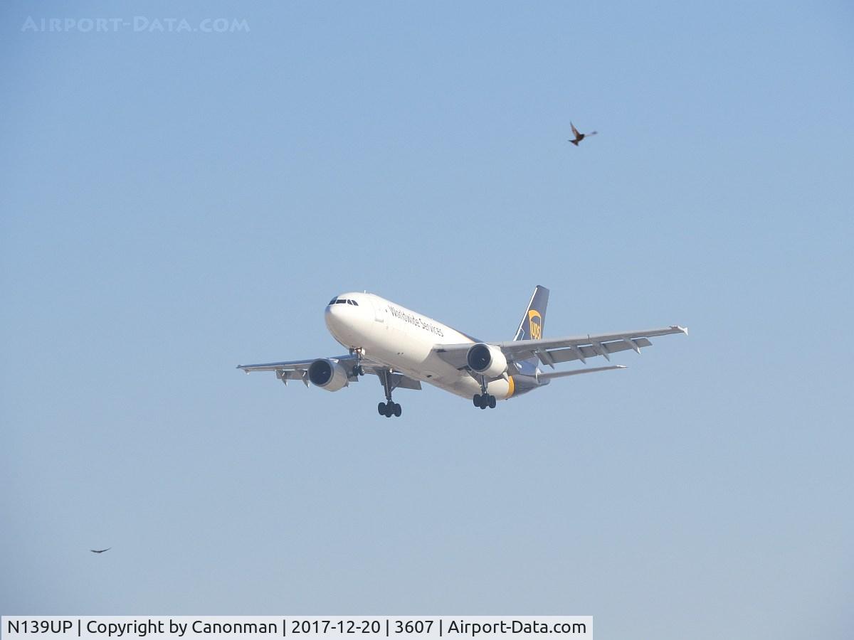 N139UP, 2001 Airbus A300F4-622R(F) C/N 0822, Landing