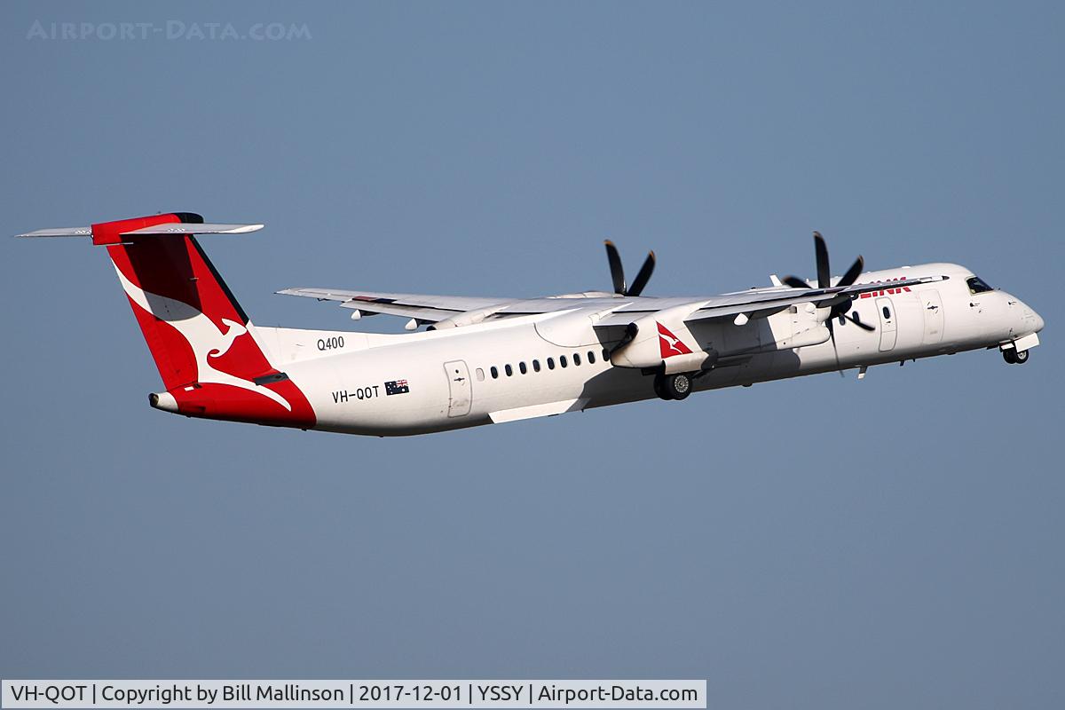 VH-QOT, 2009 De Havilland Canada DHC-8-402 Dash 8 C/N 4269, awayyy