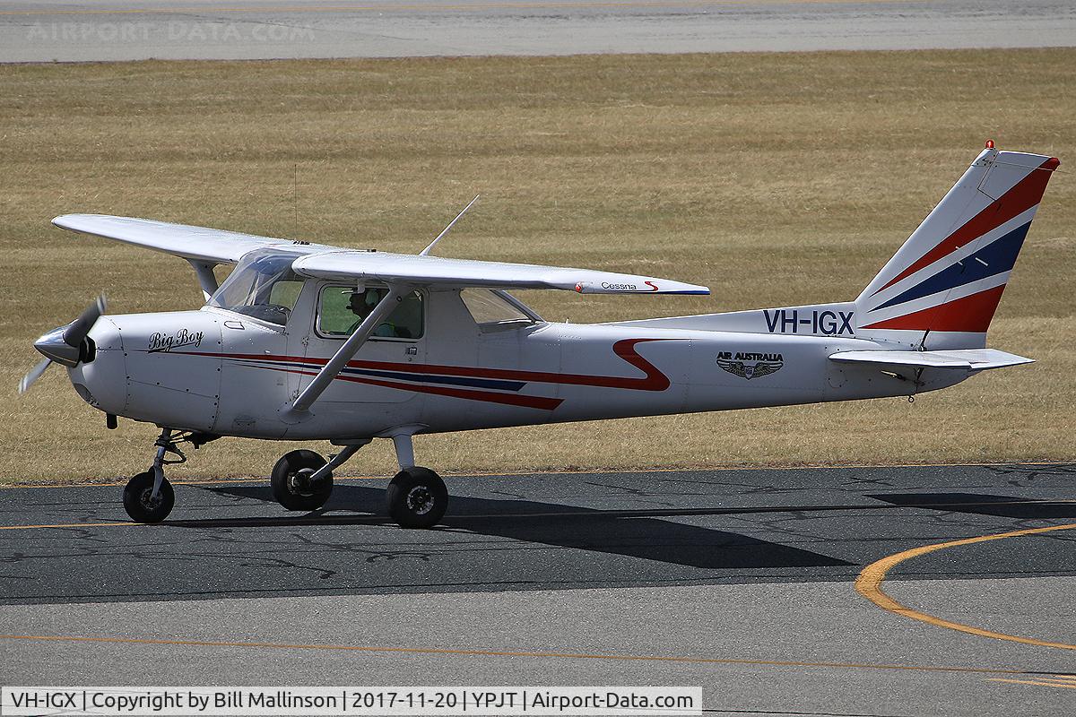 VH-IGX, 1979 Cessna 152 C/N 15283287, taxiing