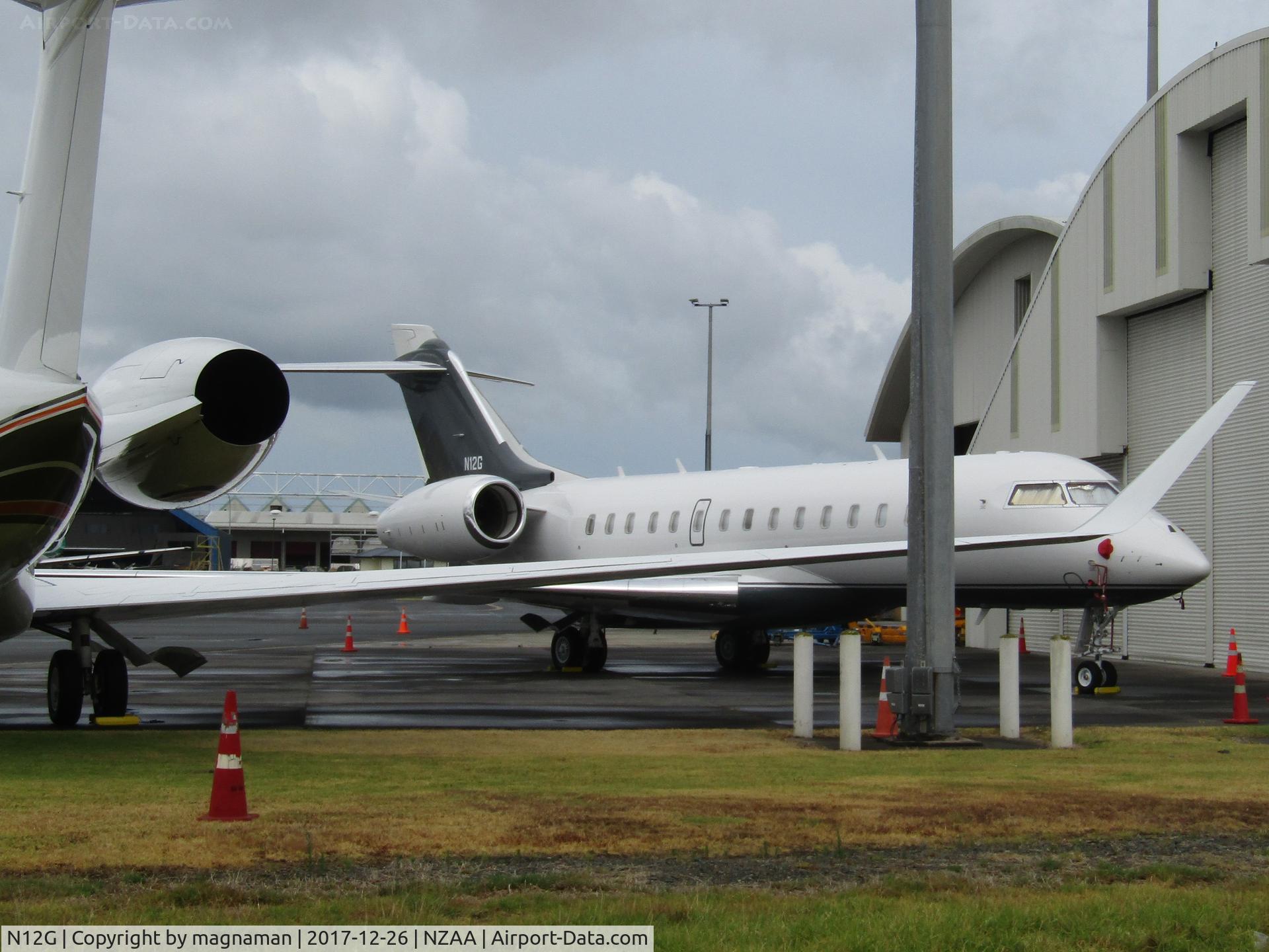 N12G, 2014 Bombardier BD-700-1A10 Global 6000 C/N 9641, here as usual for christmas