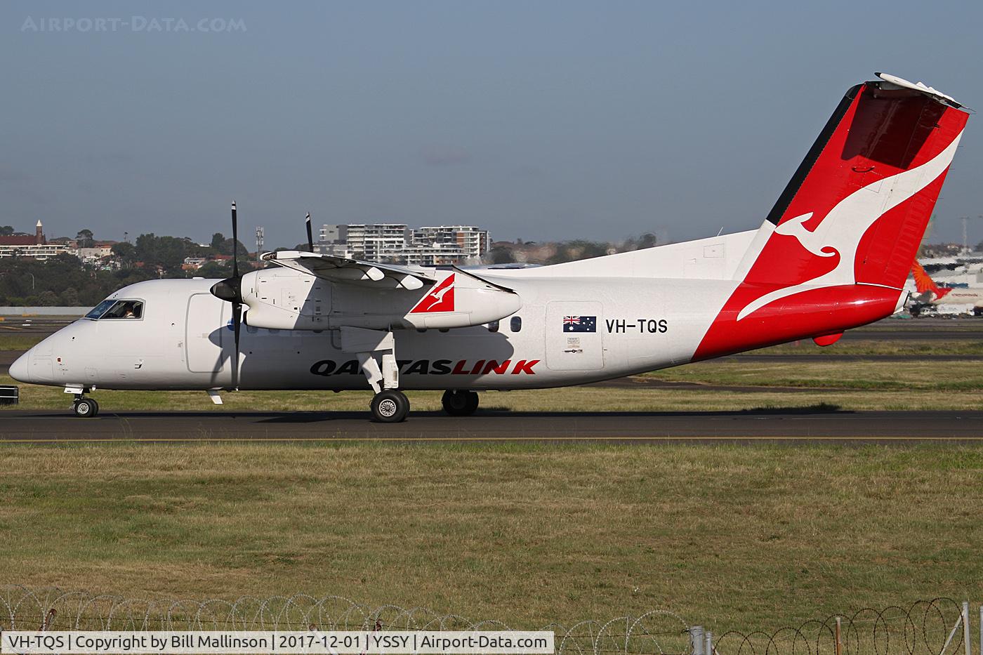 VH-TQS, 1995 De Havilland Canada DHC-8-202 Dash 8 C/N 418, TAXIING