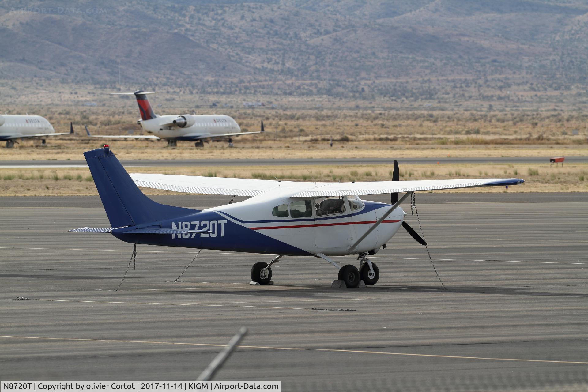 N8720T, 1960 Cessna 182C Skylane C/N 52620, Kingman airport