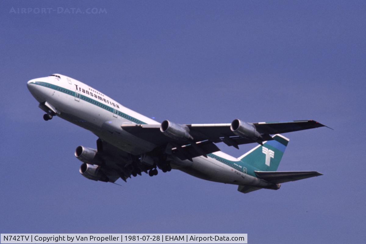N742TV, 1980 Boeing 747-271C C/N 21965, Transamerica Airlines Boeing 747-271C taking off from Schiphol airport, the Netherlands, 1981