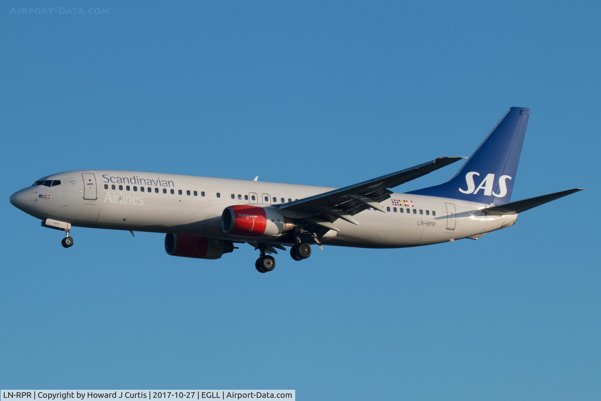 LN-RPR, 2000 Boeing 737-883 C/N 30468, On approach.