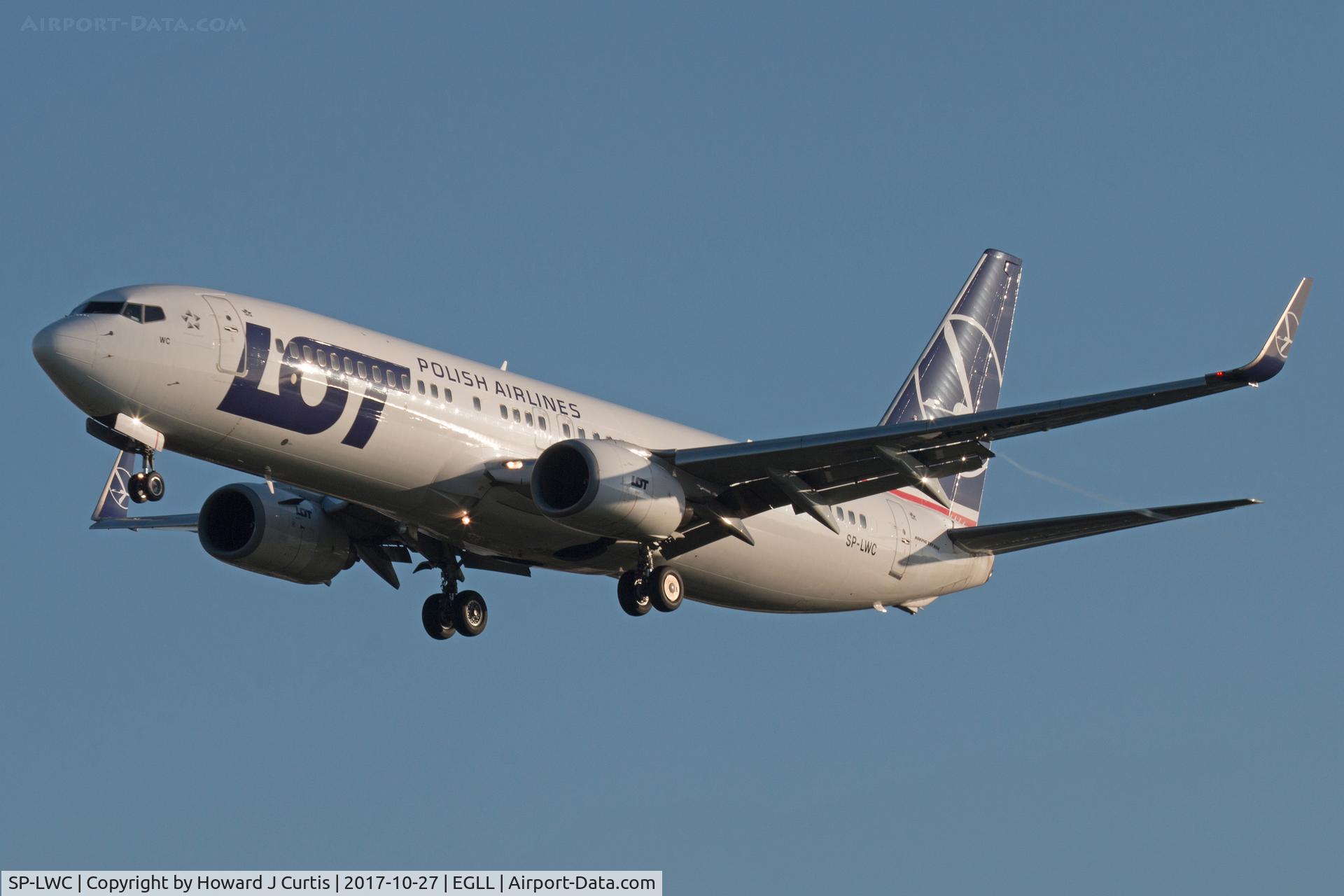 SP-LWC, 2005 Boeing 737-89P C/N 30691, On approach.