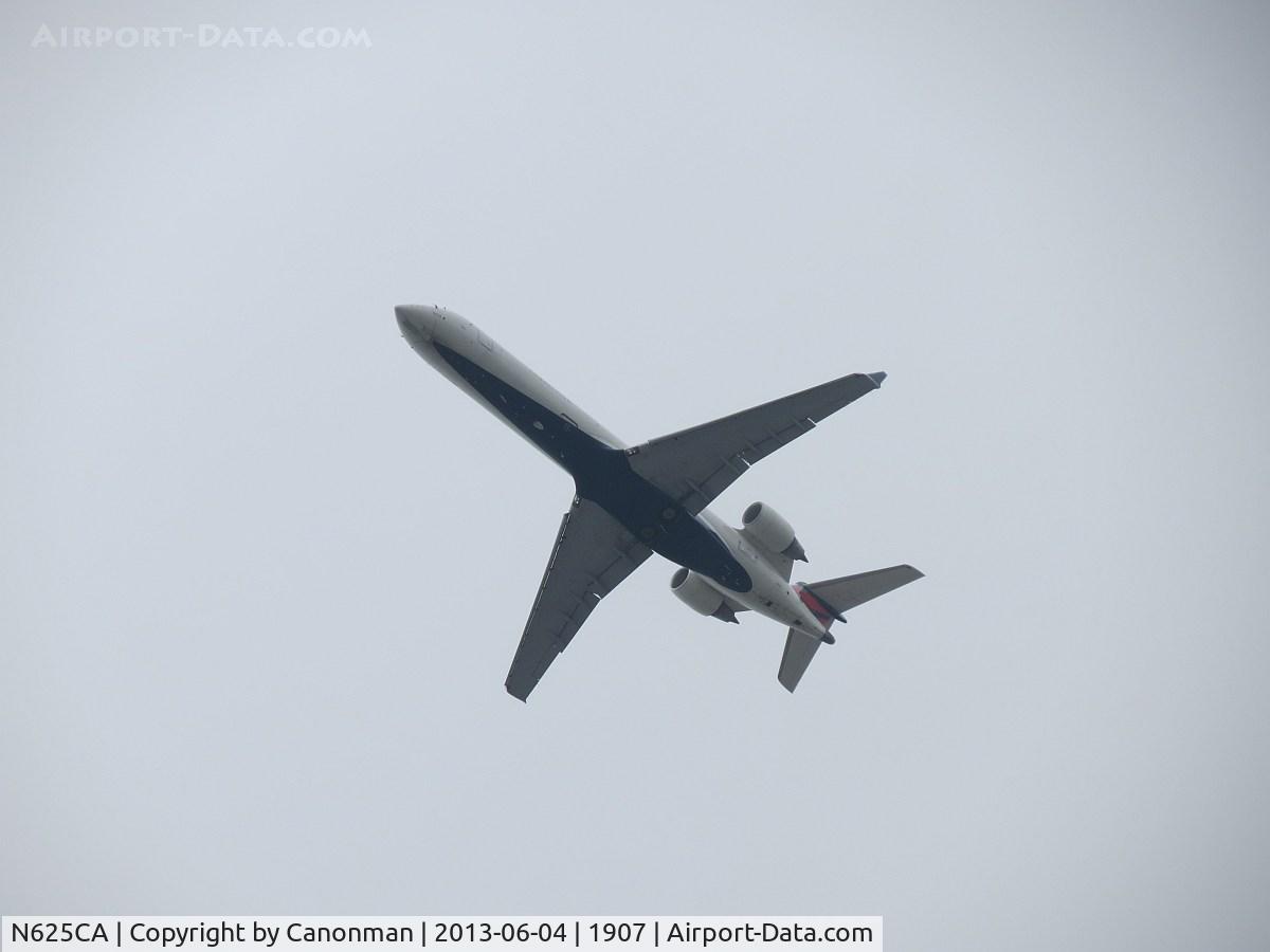 N625CA, 2003 Bombardier CRJ-700 (CL-600-2C10) Regional Jet C/N 10113, Landing