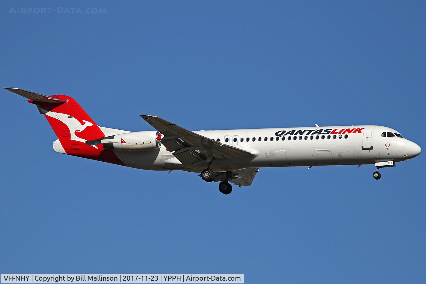 VH-NHY, 1993 Fokker 100 (F-28-0100 C/N 11467, finals