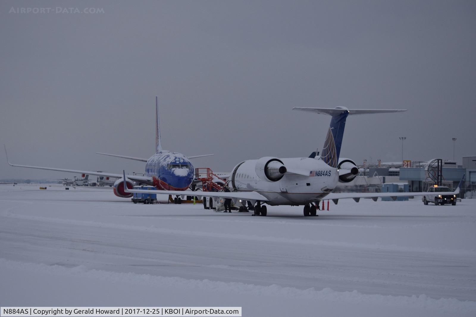 N884AS, 2001 Bombardier CRJ-200ER (CL-600-2B19) C/N 7513, Getting ready for the tow to the gate.