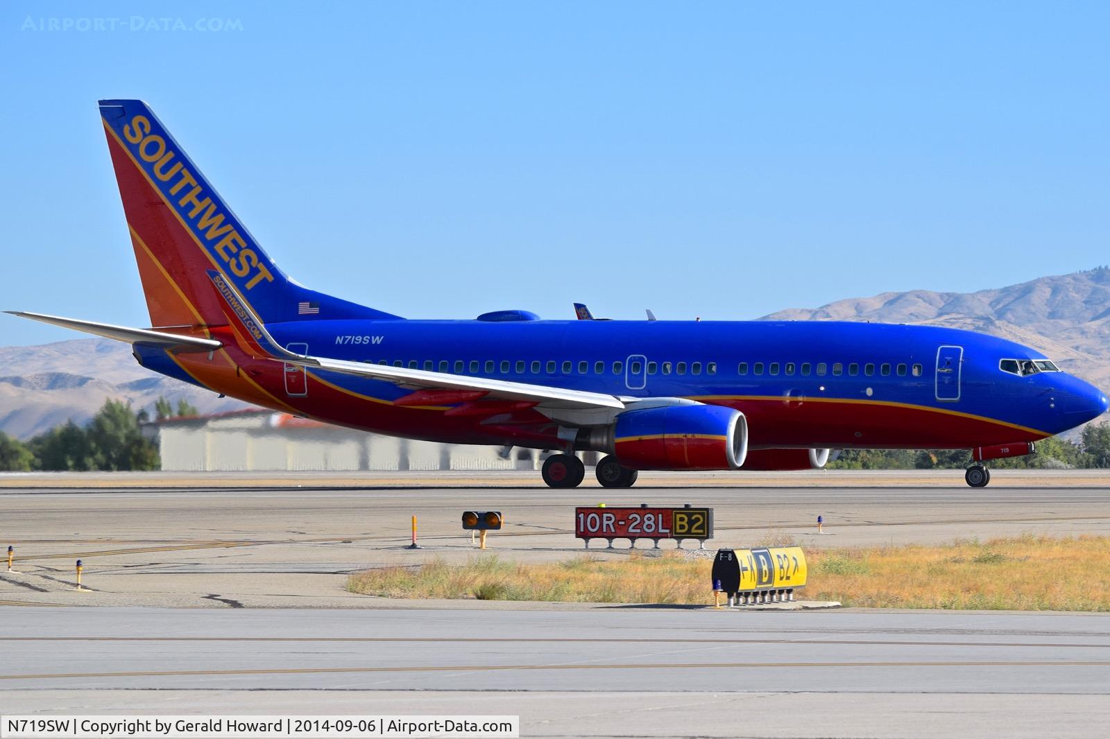 N719SW, 1998 Boeing 737-7H4 C/N 27853, Take off run on RWY 10R.