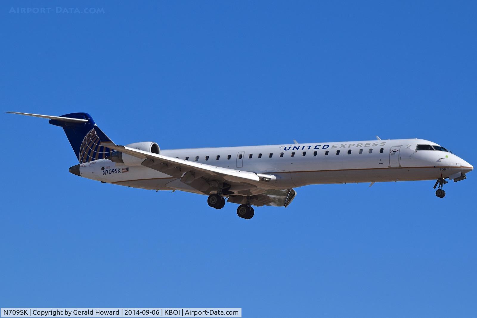 N709SK, 2004 Bombardier CRJ-701ER (CL-600-2C10) Regional Jet C/N 10159, Landing RWY 10L.