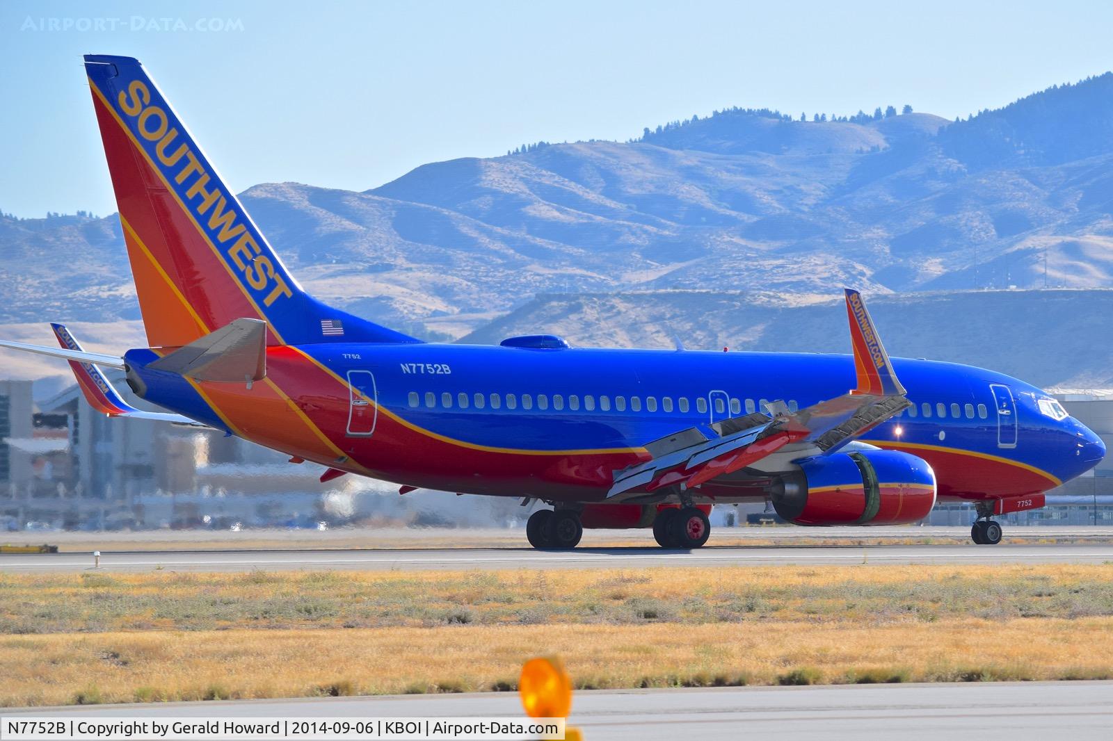 N7752B, 2008 Boeing 737-7BD C/N 33943, Landing roll out on RWY 10R.