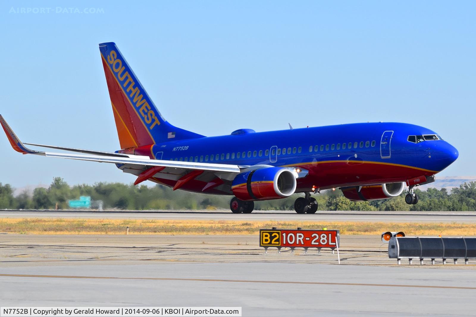 N7752B, 2008 Boeing 737-7BD C/N 33943, Landing RWY 10R.