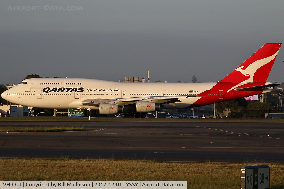 VH-OJT, 1999 Boeing 747-438 C/N 25565, TAXIING