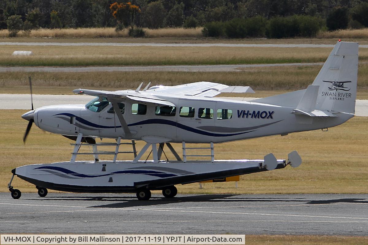 VH-MOX, 1993 Cessna 208 Caravan 1 C/N 20800227, taxiing