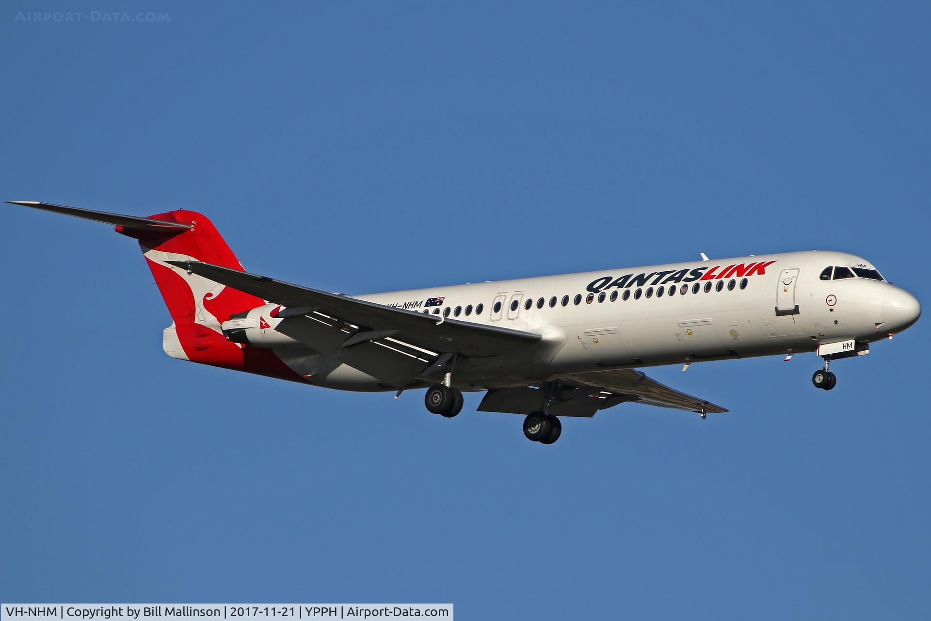 VH-NHM, 1993 Fokker 100 (F-28-0100) C/N 11449, finals