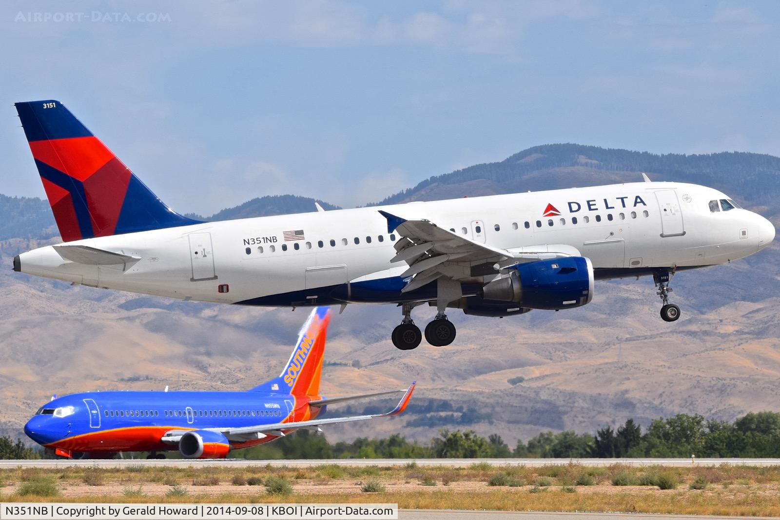N351NB, 2002 Airbus A319-114 C/N 1820, Landing RWY 10R.