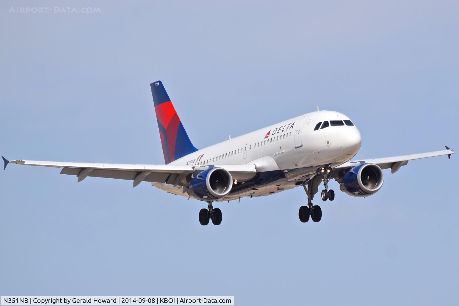 N351NB, 2002 Airbus A319-114 C/N 1820, On approach to RWY 10R.
