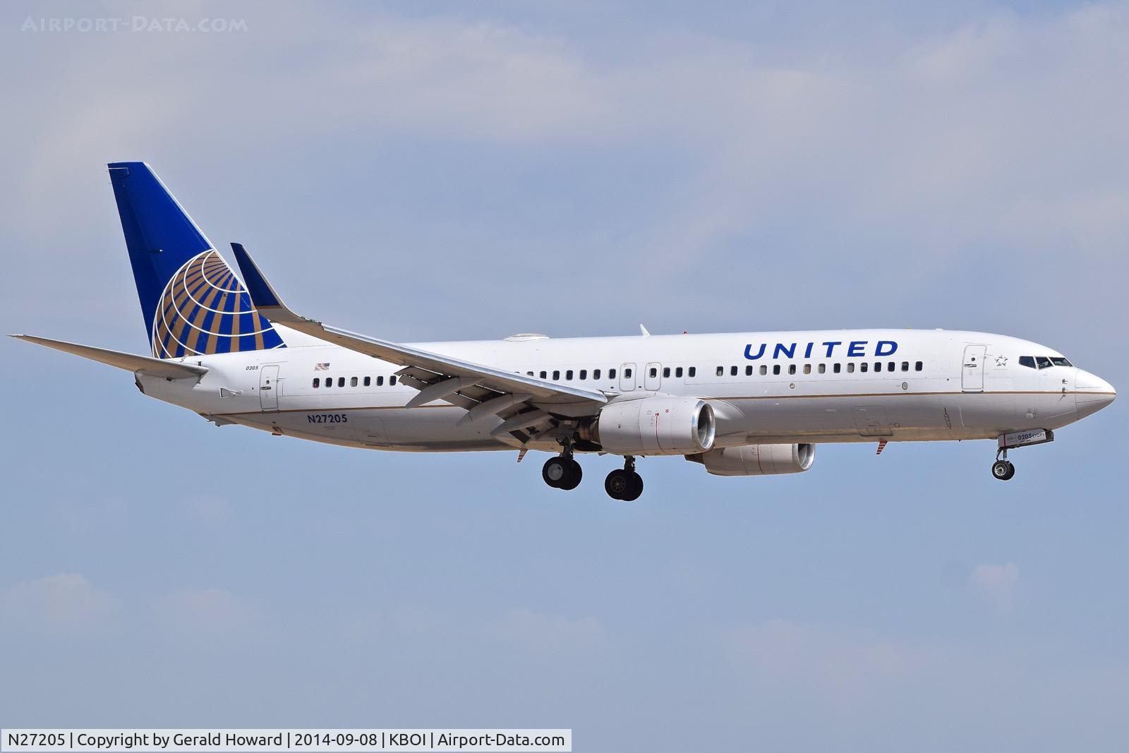N27205, 2000 Boeing 737-824 C/N 30577, Landing RWY 10R.