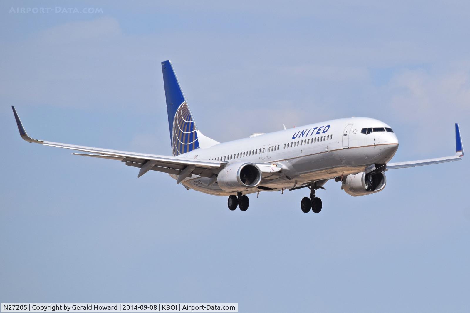 N27205, 2000 Boeing 737-824 C/N 30577, Approach to RWY 10R.
