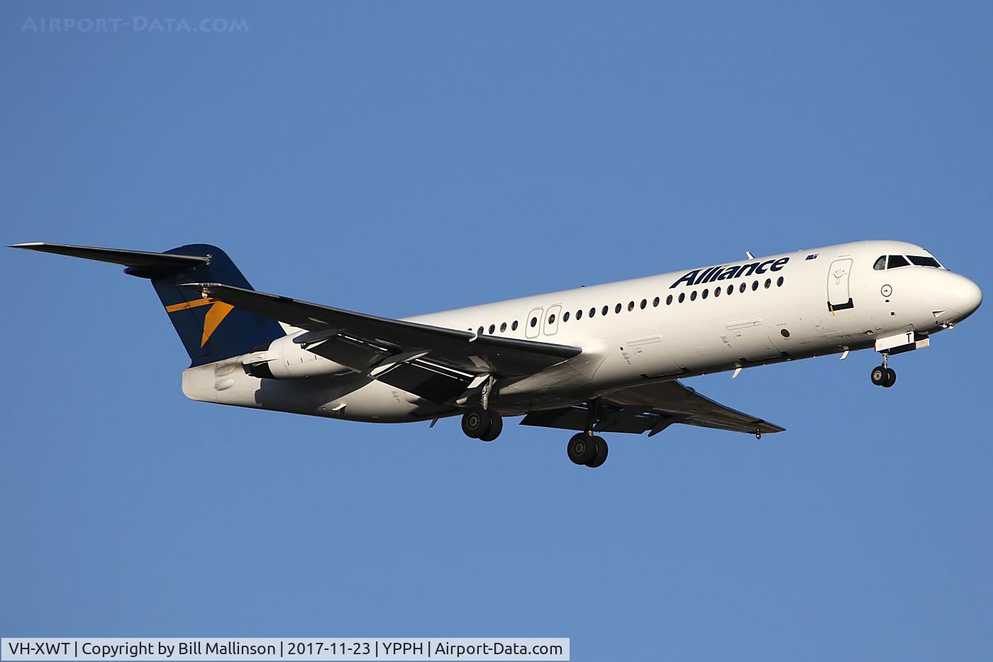 VH-XWT, 1991 Fokker 100 (F-28-0100) C/N 11338, FINALS TO 21