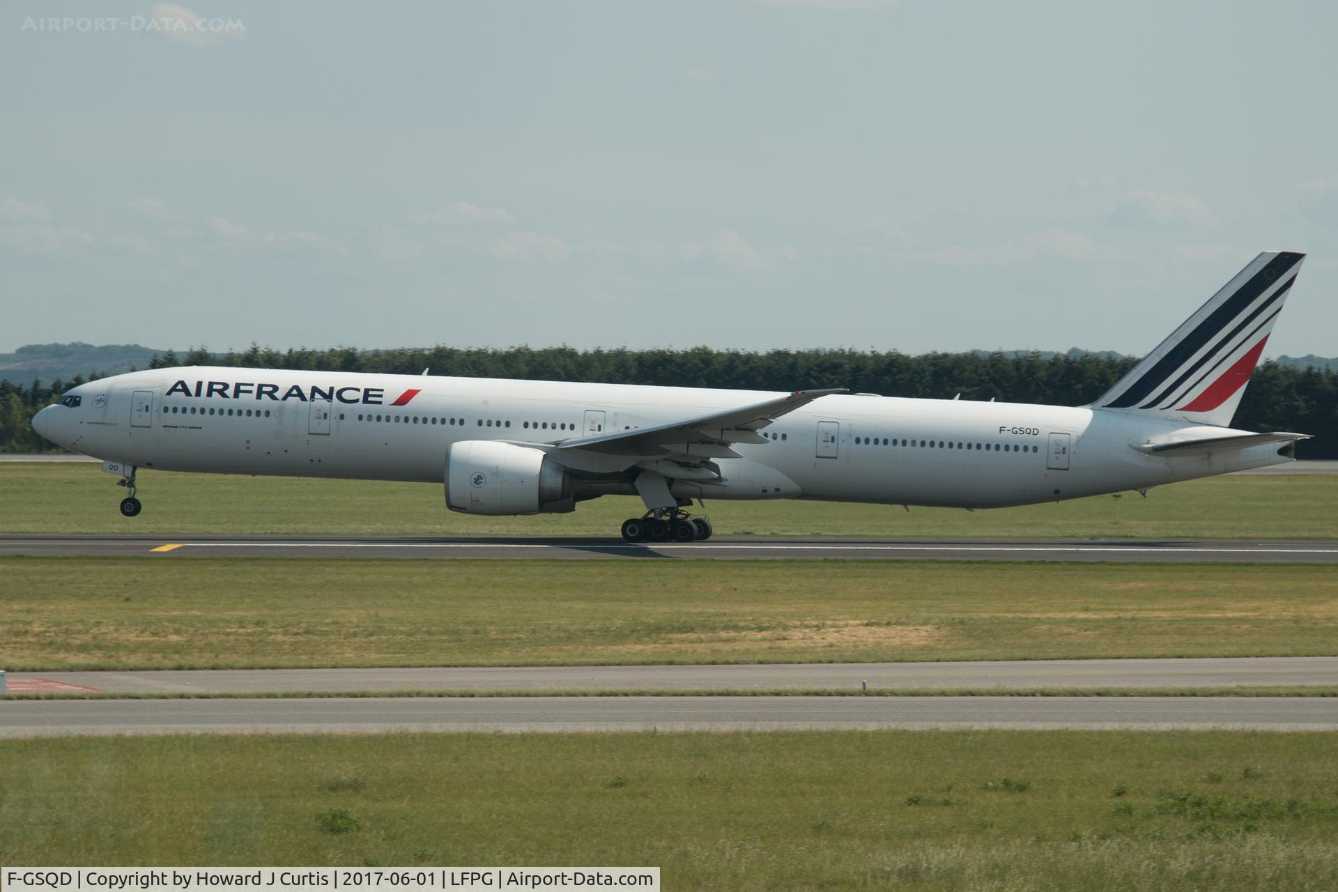 F-GSQD, 2004 Boeing 777-328/ER C/N 32726, On departure