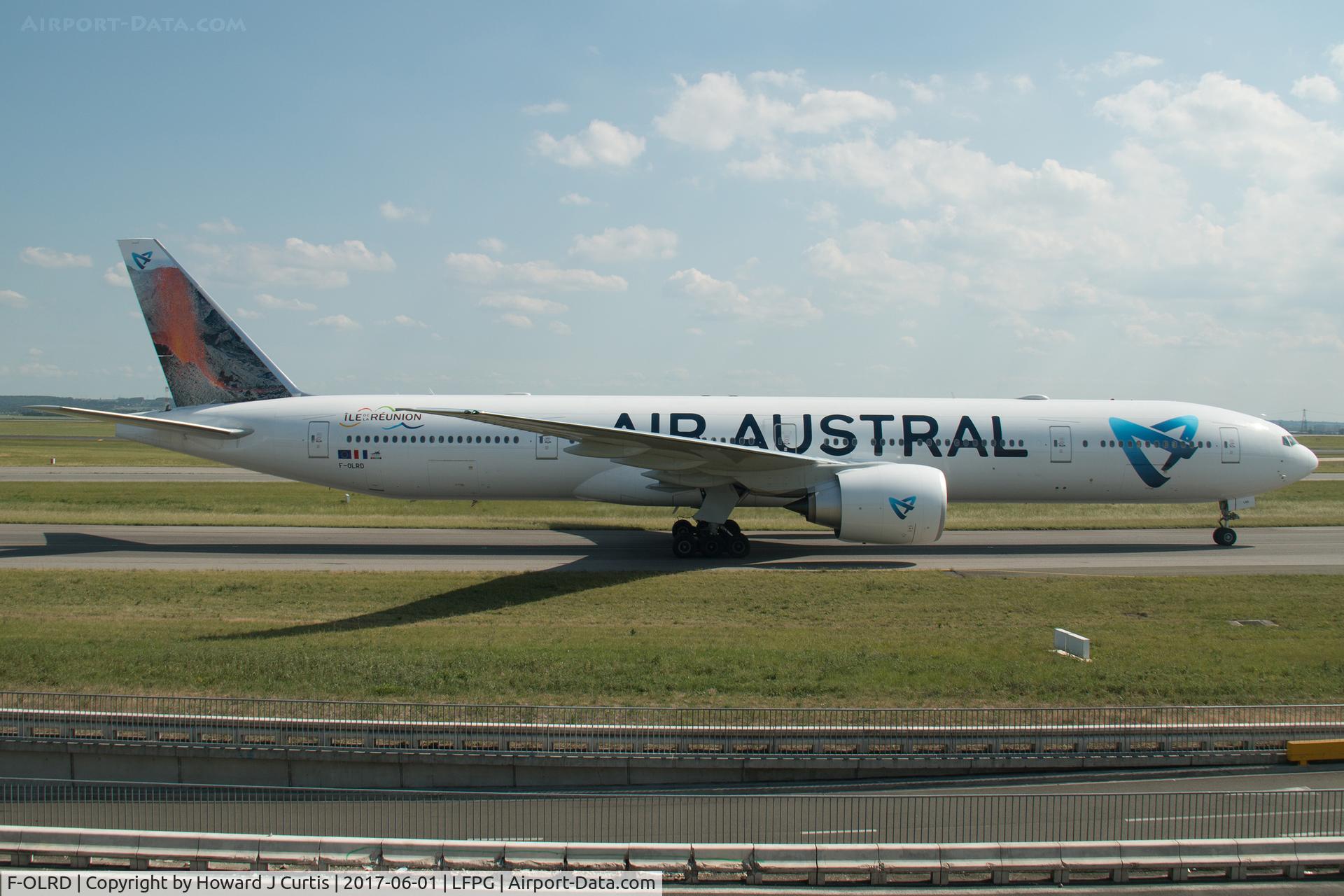 F-OLRD, 1996 Boeing 777-300/ER C/N 61602, Taxiing to the terminal
