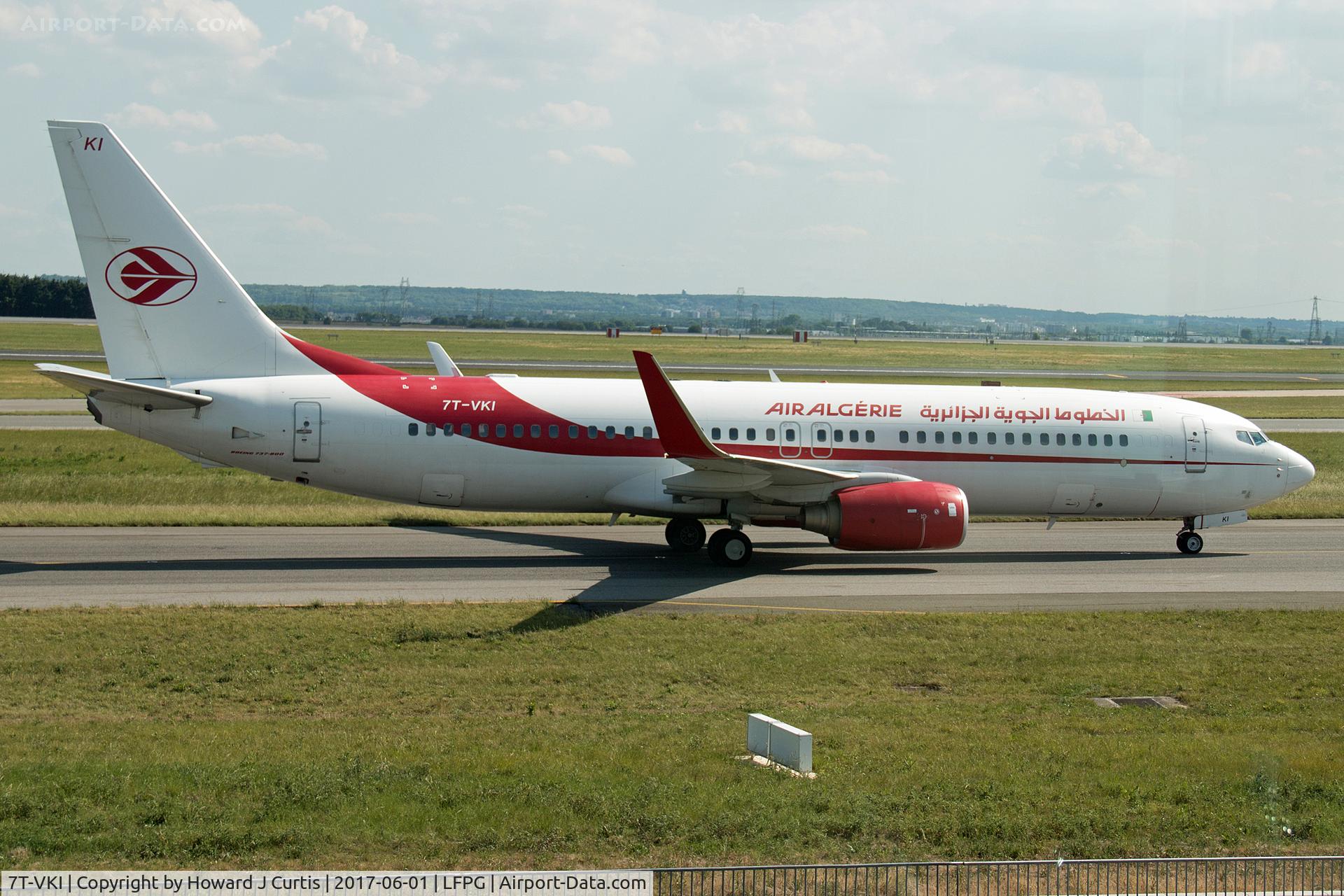 7T-VKI, 2011 Boeing 737-8D6 C/N 40863, Taxiing to the terminal