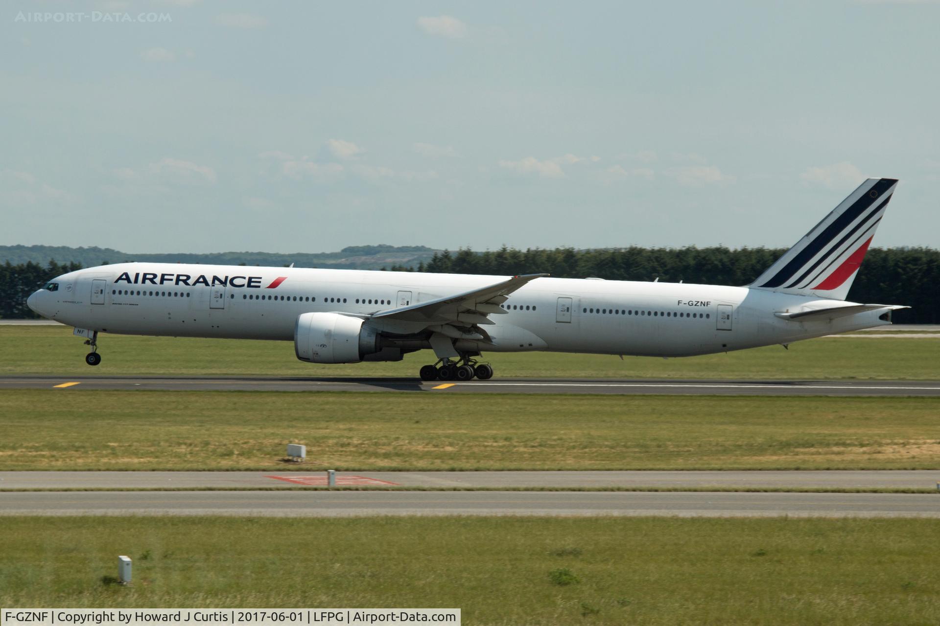 F-GZNF, 2009 Boeing 777-328/ER C/N 37433, On departure