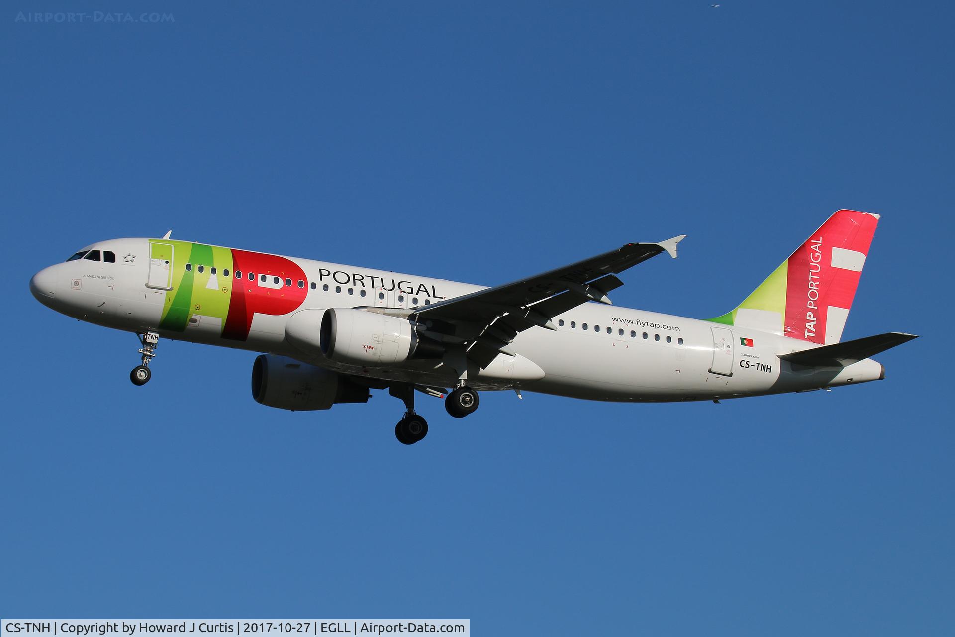 CS-TNH, 1999 Airbus A320-214 C/N 0960, On approach