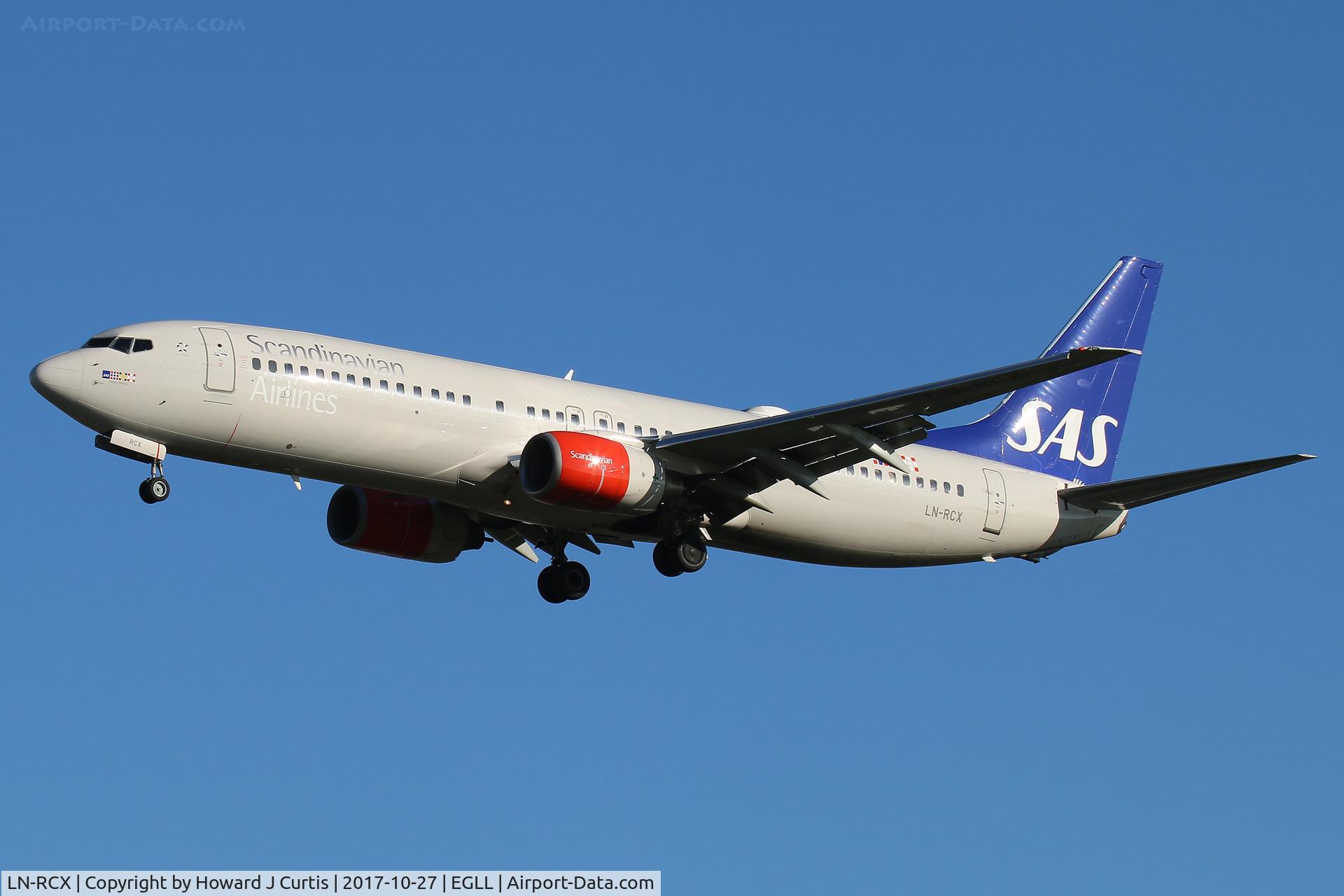 LN-RCX, 2000 Boeing 737-883 C/N 30196, On approach