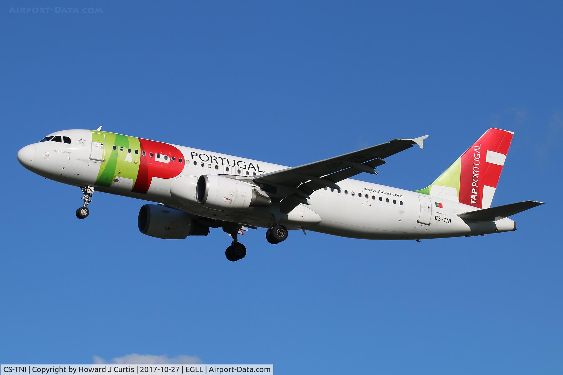 CS-TNI, 1999 Airbus A320-214 C/N 982, On approach