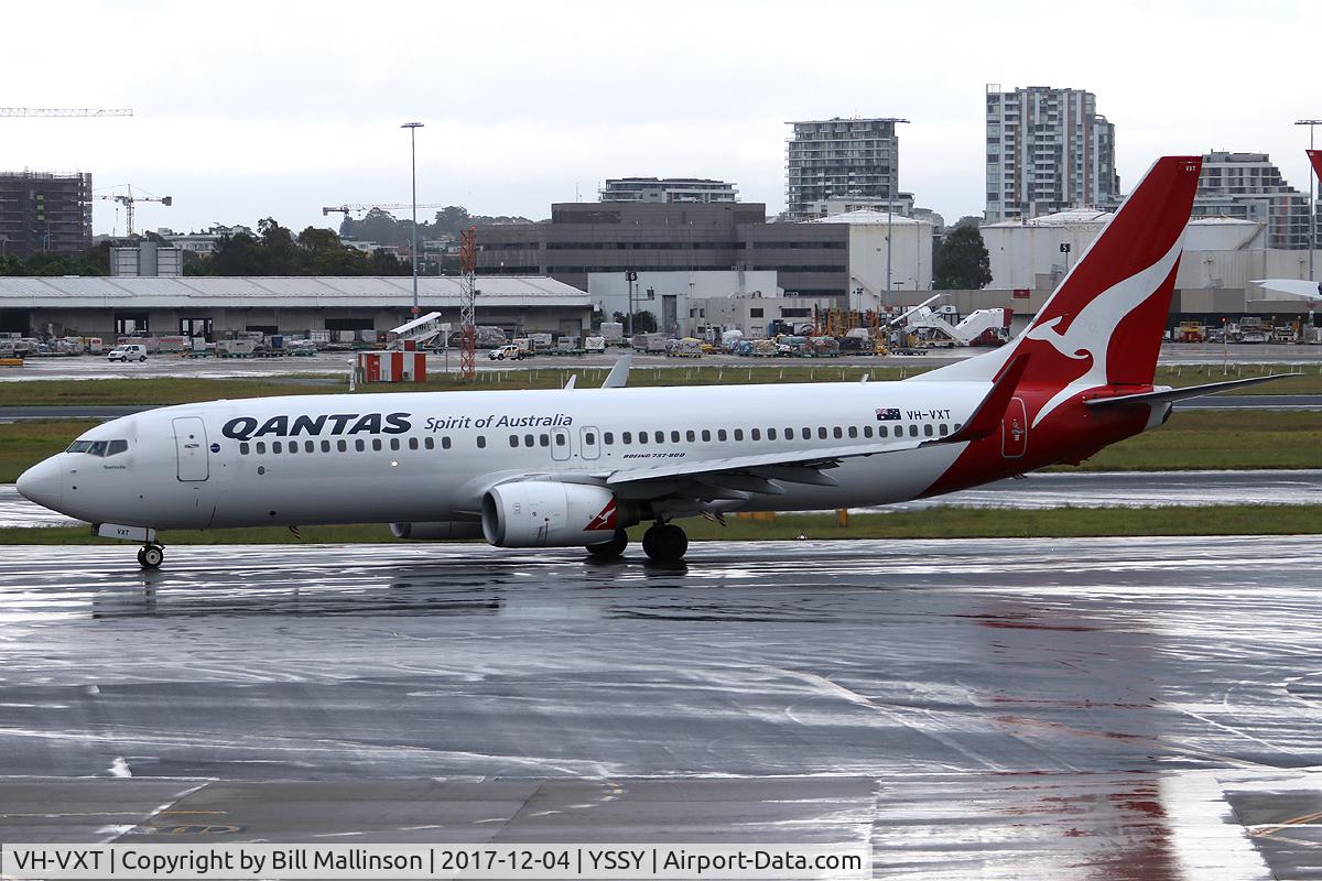 VH-VXT, 2003 Boeing 737-838 C/N 33760, TAXIING