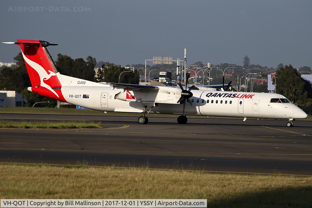 VH-QOT, 2009 De Havilland Canada DHC-8-402 Dash 8 C/N 4269, TAXIING