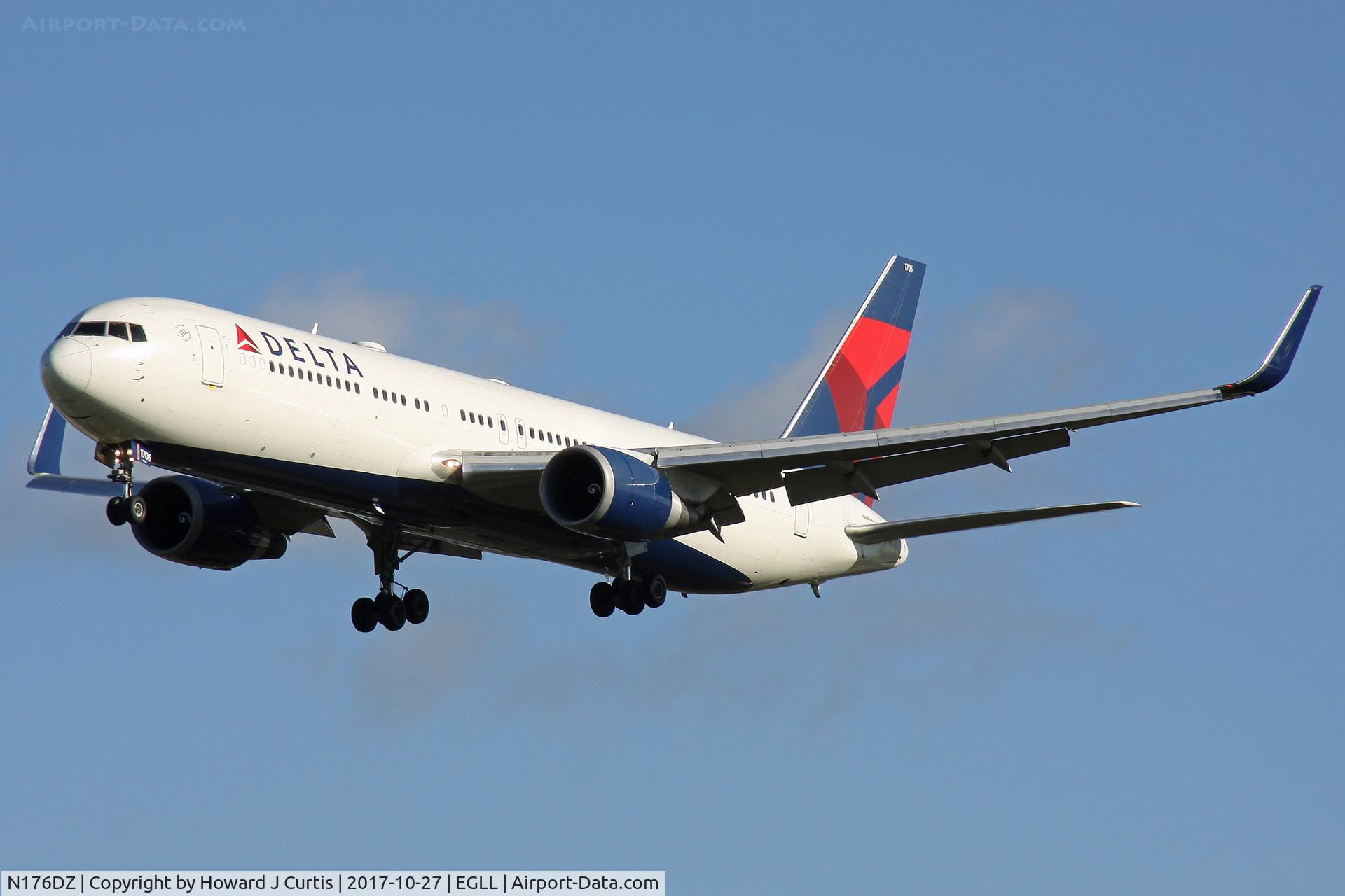 N176DZ, 1999 Boeing 767-332 C/N 29697, On approach