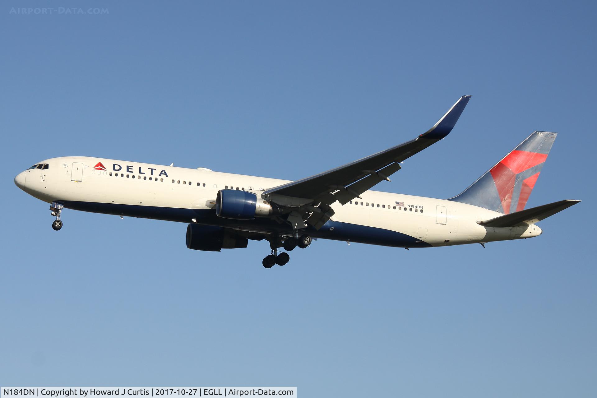 N184DN, 1993 Boeing 767-332 C/N 27111, On approach